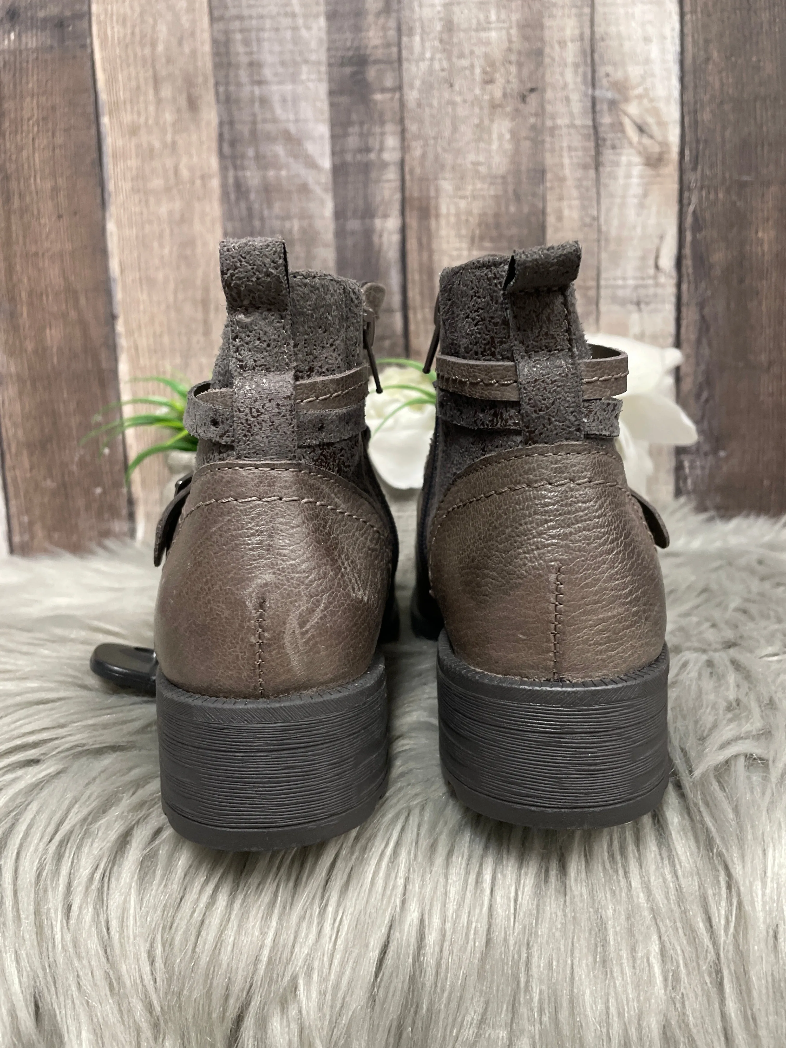 Boots Ankle Flats By Earth In Taupe, Size: 6
